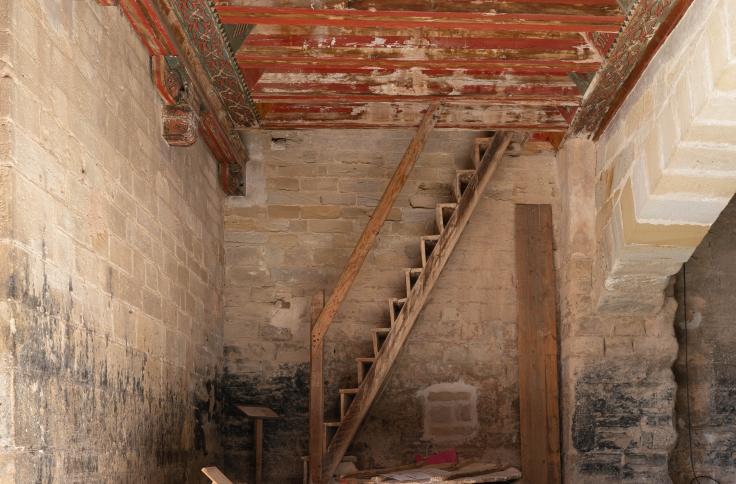 Zona de la escalera antes de la restauración