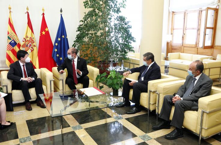 El Presidente de Aragón recibe al embajador de China en España