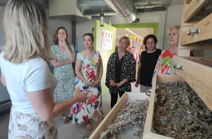 Díaz ha visitado el secadero de plantas aromáticas de Valentia en Huesca