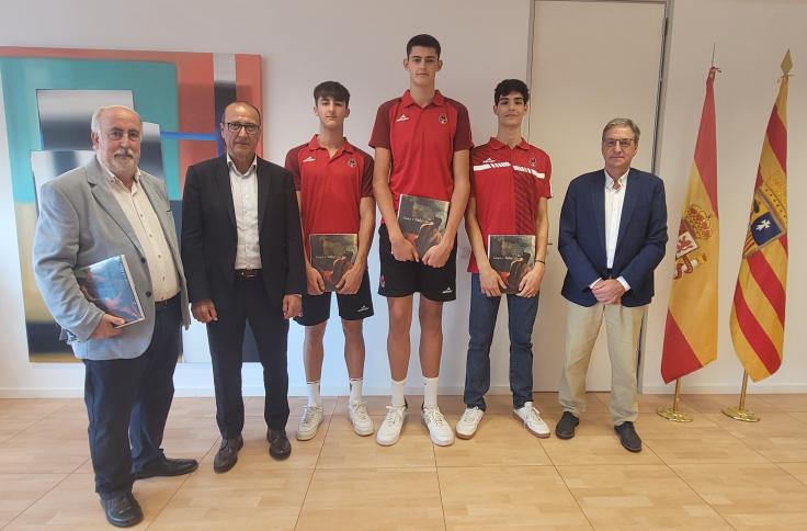 Felipe Faci felicita a las jóvenes estrellas del baloncesto aragonés por sus éxitos internacionales