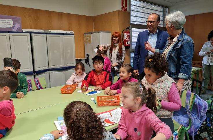 Felipe Faci visita el aula de madrugadores del CPI Parque Goya de Zaragoza