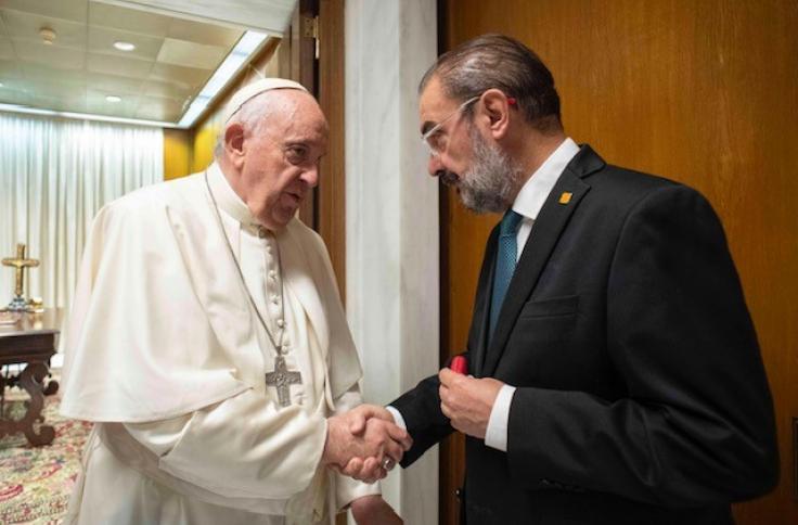 Lambán invita al Papa a visitar Zaragoza, reivindica los nexos del Reino de Aragón con la autoridad pontificia y solicita la rehabilitación del Papa Luna