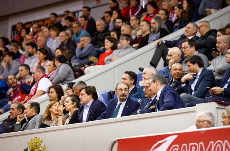 Javier Lambán asiste al partido de vuelta de la Copa de Europa de Baloncesto contra el Nesibe Aydin