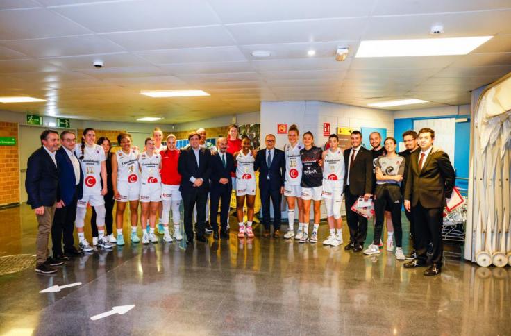 Javier Lambán asiste al partido de vuelta de la Copa de Europa de Baloncesto contra el Nesibe Aydin