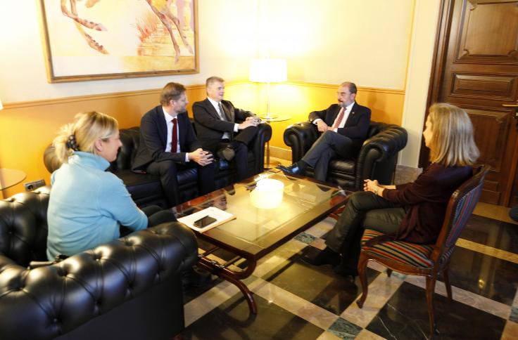 El Presidente de Aragón mantiene una reunión con el director de Amazon para abordar los proyectos de la multinacional en Aragón