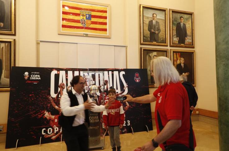 Los aragoneses se fotografían con la Copa de la Reina conquistada por el equipo femenino de baloncesto del Casademont Zaragoza