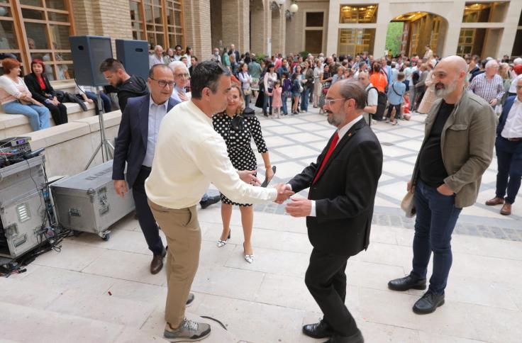 El presidente Javier Lambán y los consejeros Mayte Pérez y Felipe Faci recorren los patios del Edificio Pignatelli en el Día de Aragón