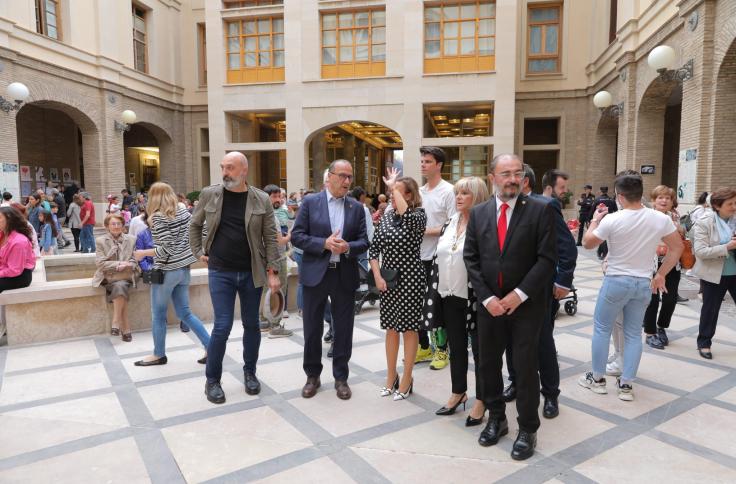 El presidente Javier Lambán y los consejeros Mayte Pérez y Felipe Faci recorren los patios del Edificio Pignatelli en el Día de Aragón