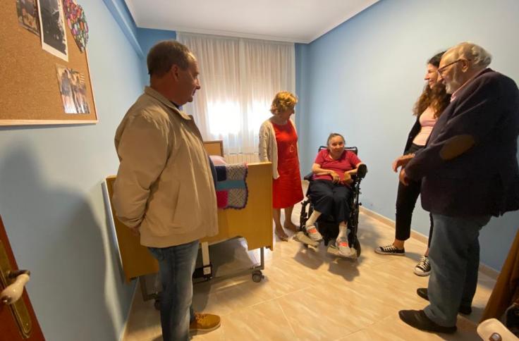 La consejera de Ciudadanía ha visitado los pisos para personas con discapacidad intelectual que Plena Inclusión ha habilitado en Barbastro y Monzón