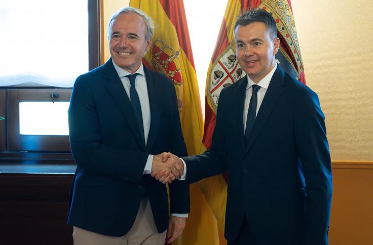 El ministro de Industria, Héctor Gómez, y el presidente de Aragón, Jorge Azcón, durante su reunión en el Pignatelli.