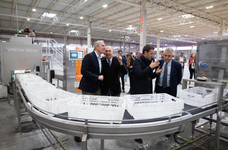 El presidente de Aragón visita el centro logístico del grupo BonÀrea en Épila