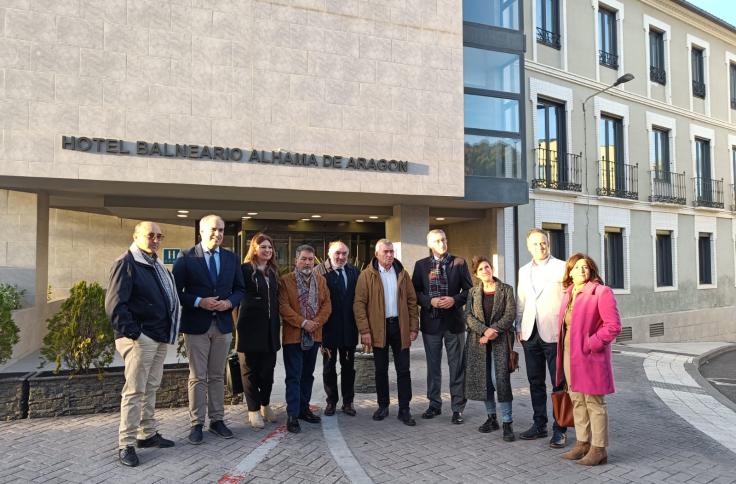 El consejero Blasco, junto a diferentes representante institucionales en el balneario Alhama de Aragón.