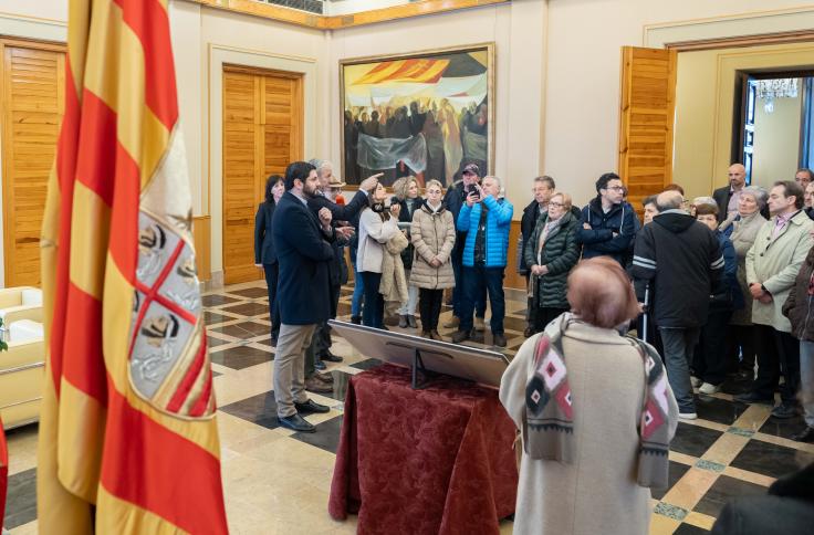 Azcón recibe a los visitantes del edificio Pignatelli en el día de la Constitución