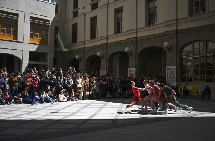 El Edificio Pignatelli ha abierto ya sus puertas a los ciudadanos para celebrar el Día de Aragón con un completo programa de actividades que incluye teatralizaciones, actuaciones de magia, teatro, circo, música, talleres y un rally fotográfico