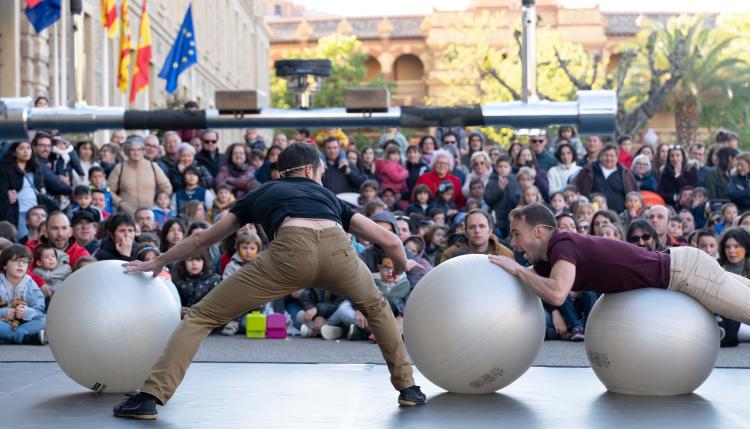 El Edificio Pignatelli ha abierto ya sus puertas a los ciudadanos para celebrar el Día de Aragón con un completo programa de actividades que incluye teatralizaciones, actuaciones de magia, teatro, circo, música, talleres y un rally fotográfico