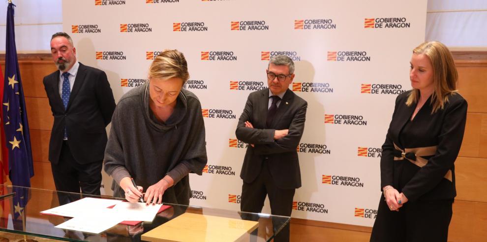 Marta Gastón firma un acuerdo con las cooperativas de crédito en Aragón