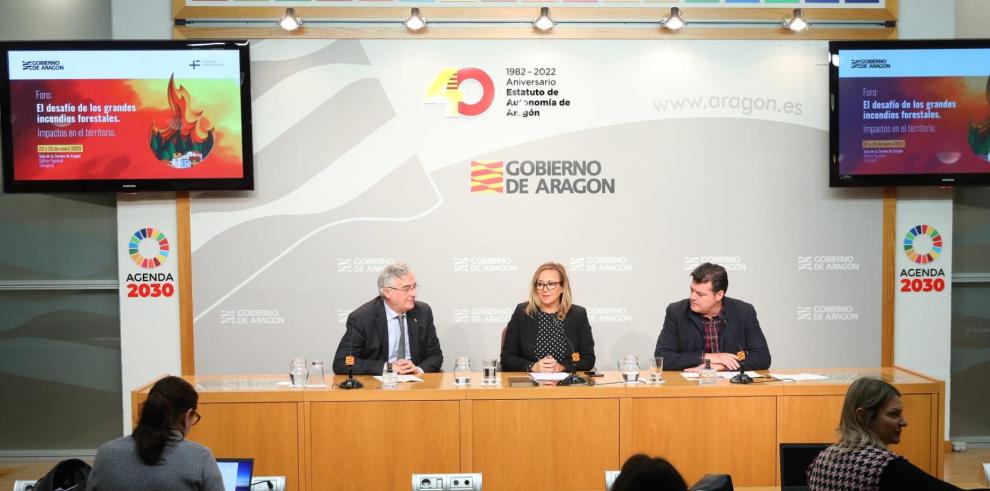 Joaquín Olona, Mayte Pérez y Javier Allué en la rueda de prensa de presentación.