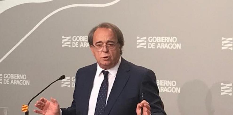 El consejero Pérez Anadón en la rueda de prensa que analiza la situación de los suelos de la calle Embarcadero
