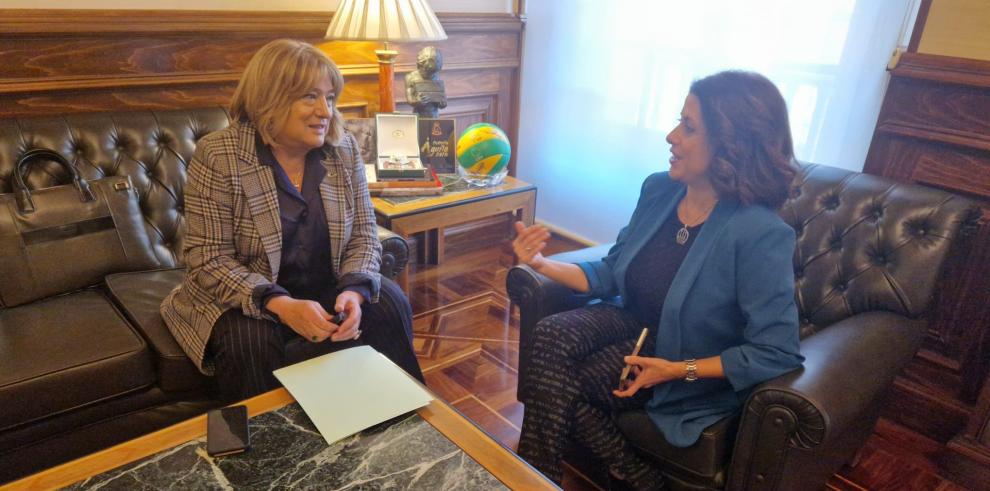 Reunión de la consejera de Presidencia, Tomasa Hernández, y la alcaldesa Emma Buj este lunes en el Ayuntamiento de Teruel.