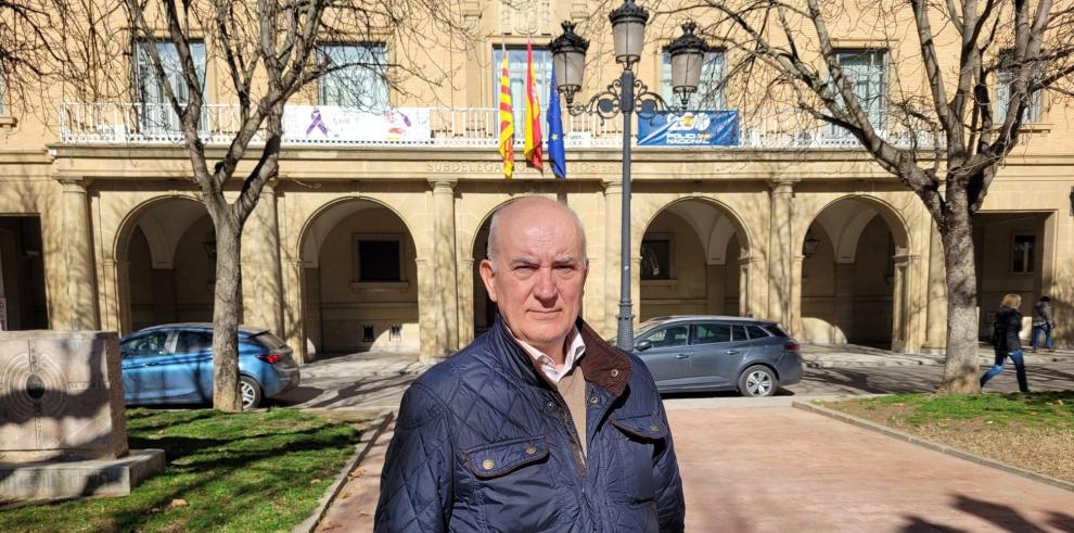 Miguel Ángel Armnio, hoy, frente a la Subdelegación del Gobierno en Huesca.