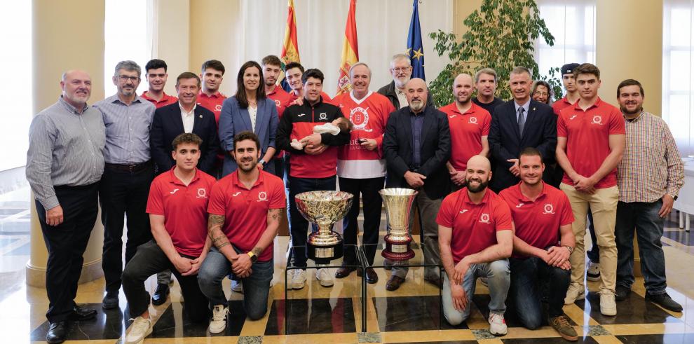 El presidente de Aragón recibe al Club Hielo Jaca