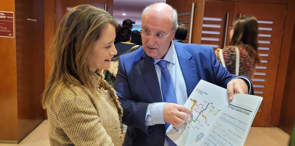Miguel Ángel Anía comenta aspectos del nuevo mapa concesional con la vicepresidenta de la FAMCP, Yolanda Sevilla.