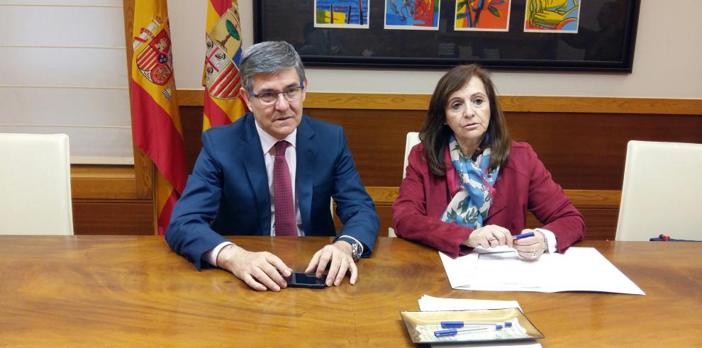 Guillén expone las líneas básicas de la Ley de Participación en los Ingresos de la Comunidad Autónoma a la presidenta de la FAMPC