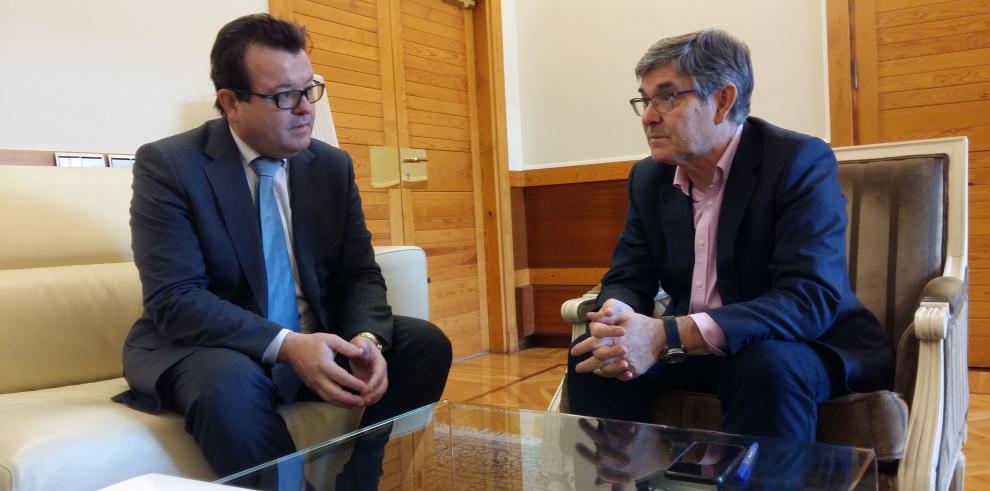 El presidente de la FAMCP transmite a Guillén la urgencia de una financiación municipal estable