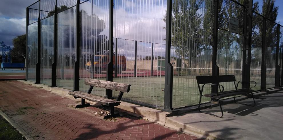 El Gobierno de Aragón acaba de realizar un proyecto piloto dirigido a evitar la elevada mortalidad de aves contra cristaleras en pistas de pádel en la provincia de Zaragoza