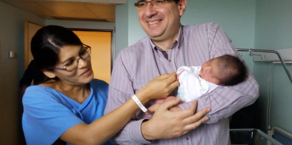 El primer bebé del año en los hospitales públicos aragoneses ha nacido en el Servet a las 00.00 horas