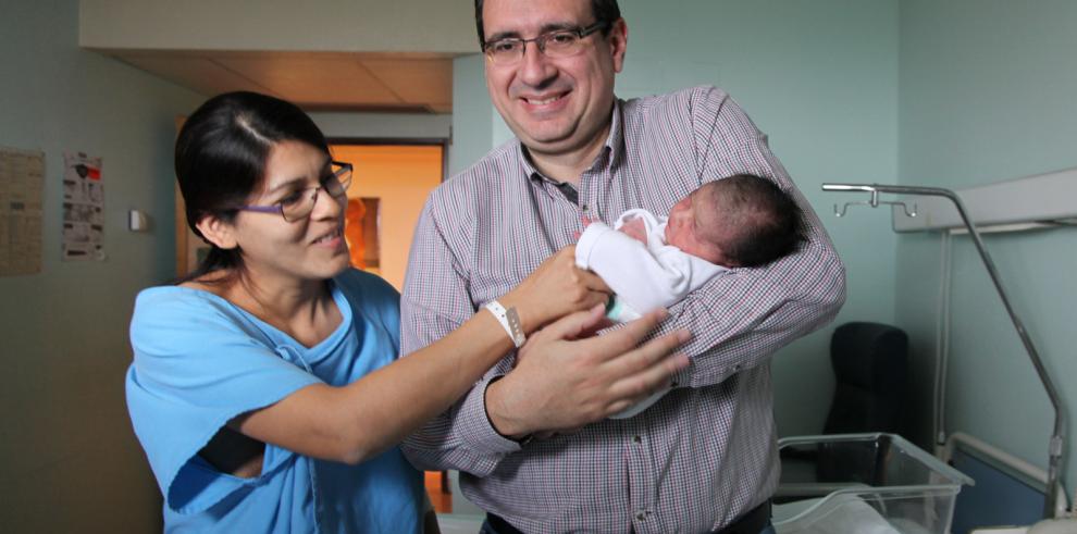 El primer bebé del año en los hospitales públicos aragoneses ha nacido en el Servet a las 00.00 horas