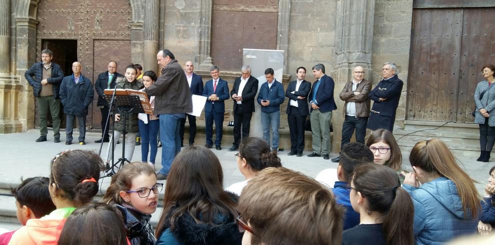 Guillén aconseja a 300 niños de todo Aragón que resuelvan los problemas siempre a través de la palabra