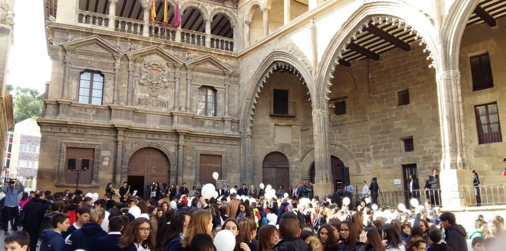Guillén aconseja a 300 niños de todo Aragón que resuelvan los problemas siempre a través de la palabra