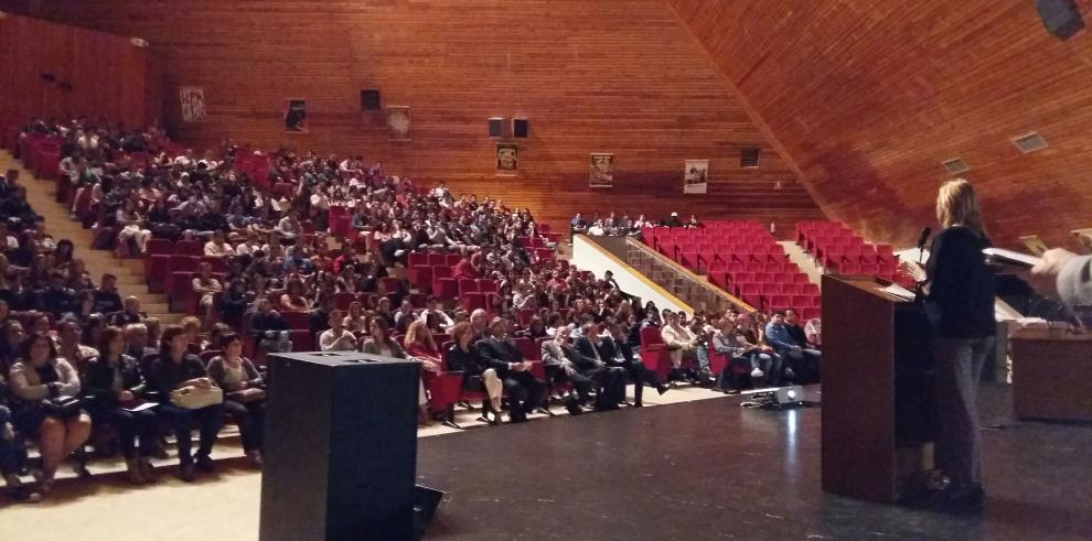 Gastón expone a los alumnos del IES Pirámide de Huesca la importancia de la economía para sus vidas