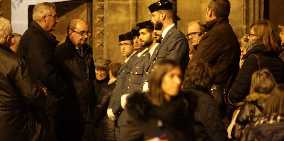 El presidente Lambán participa en la concentración en Alcañiz en repulsa por el asesinato de dos guardias civiles y un vecino de Andorra