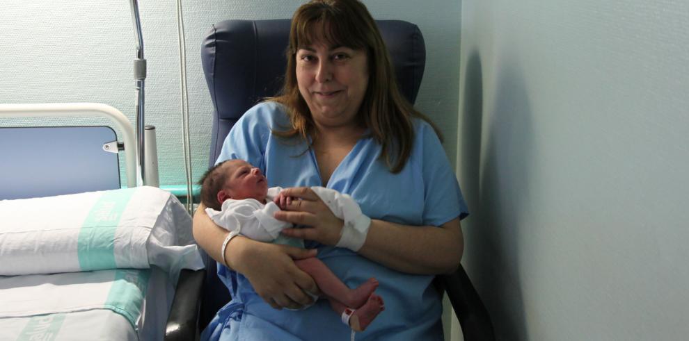 El primer bebé del año en los hospitales públicos aragoneses ha nacido en el Servet a las 00.28 horas