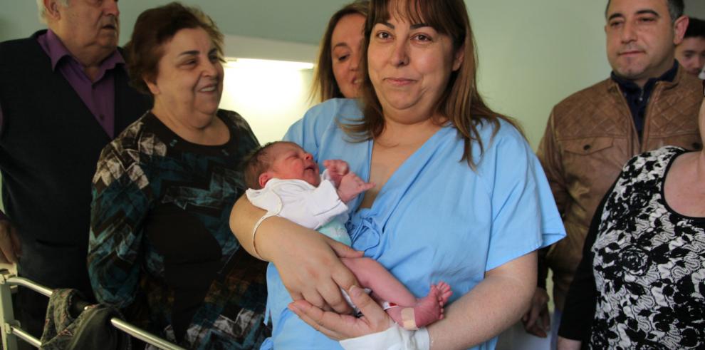El primer bebé del año en los hospitales públicos aragoneses ha nacido en el Servet a las 00.28 horas