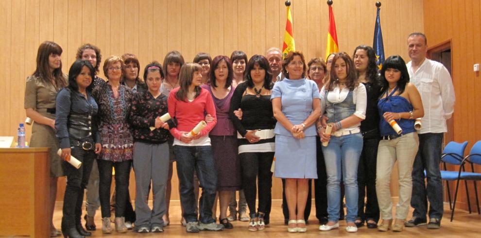 Doce jóvenes reciben el título de Auxiliar de Peluquería gracias a la comarca de La Jacetania
