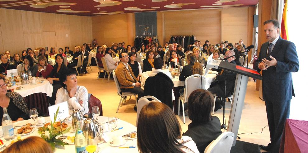 El presidente de Aragón participa en desayuno de trabajo con mujeres empresarias y directivas de Huesca