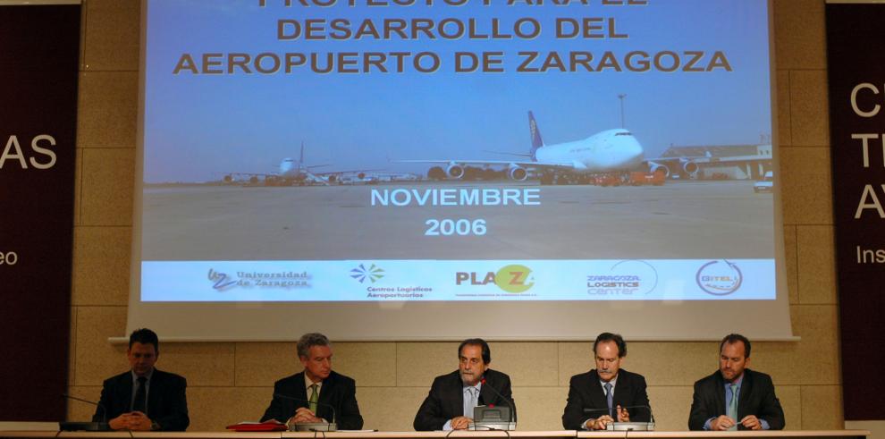 El consejero de Obras Públicas, Urbanismo y Transportes, Javier Velasco, ha presentado un Estudio para el desarrollo del Aeropuerto de Zaragoza 