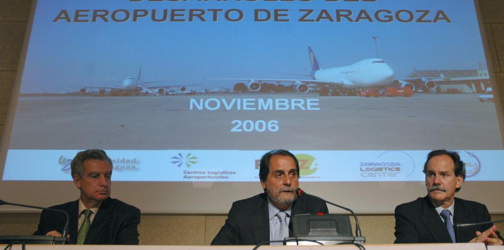 El consejero de Obras Públicas, Urbanismo y Transportes, Javier Velasco, ha presentado un Estudio para el desarrollo del Aeropuerto de Zaragoza 
