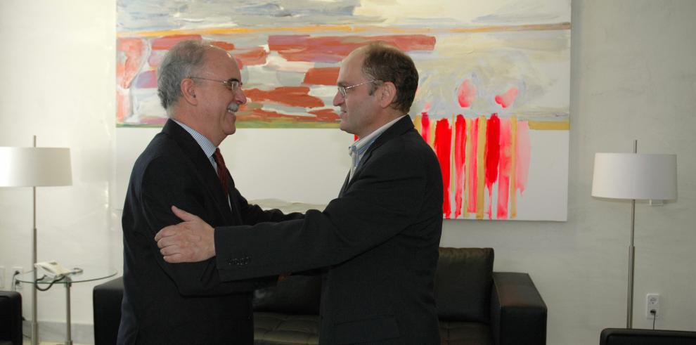 El consejero Alberto Larraz se reúne con el secretario general de UGT, Julián Lóriz
