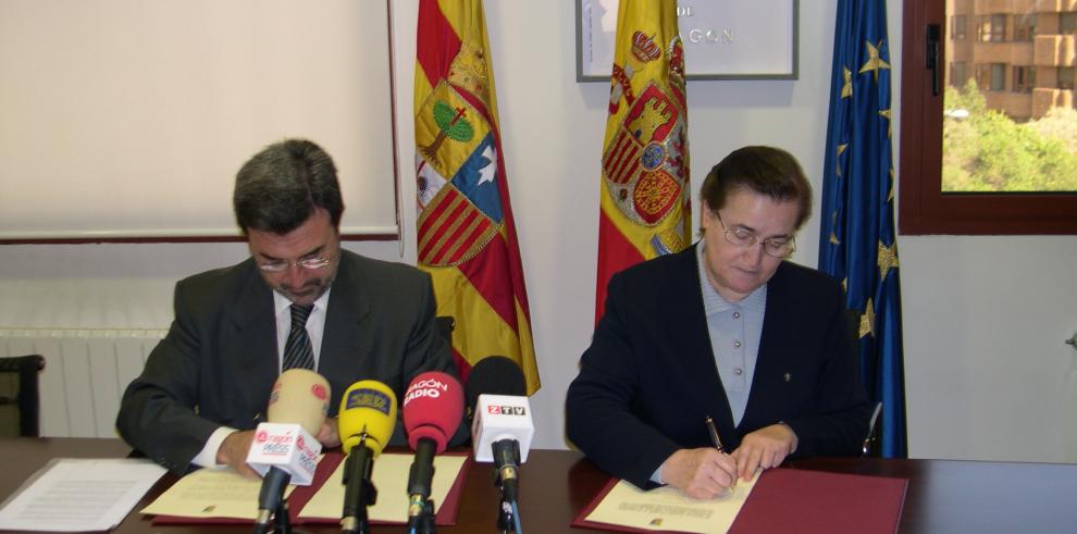 El consejero de Servicios Sociales y Familia, Miguel Ferrer, firma un convenio con LARES-Aragón para aumentar el número de plazas para mayores