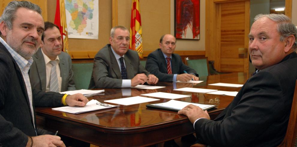 El consejero de Medio Ambiente, Alfredo Boné se reúne con el presidente de Riegos del Alto Aragón, César Trillo