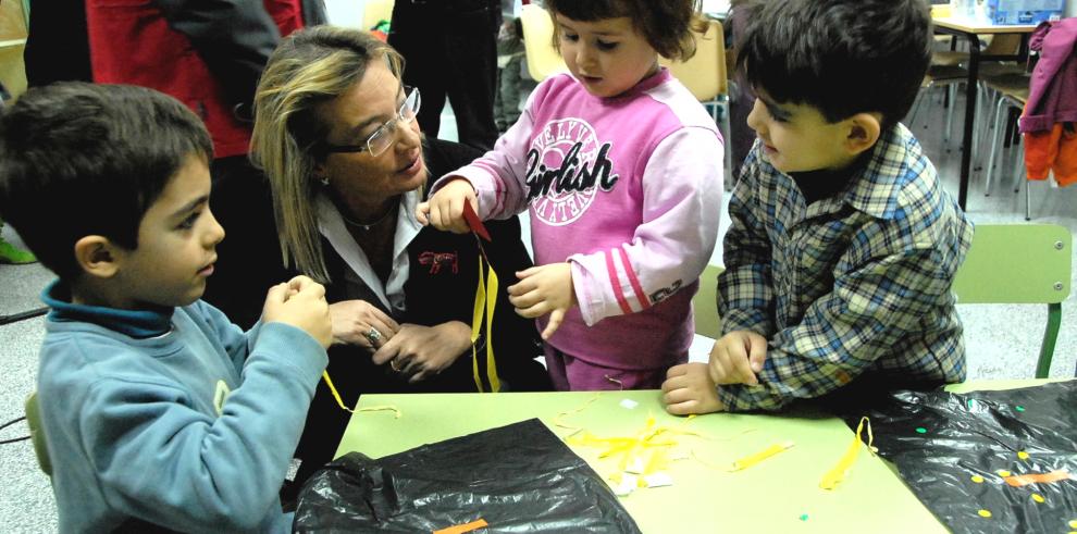 La consejera de Educación, Cultura y Deporte del Gobierno de Aragón, Eva Almunia, visita el Colegio Público Parque Goya II, uno de los 62 centros públicos que realizan actividades durante la Navidad