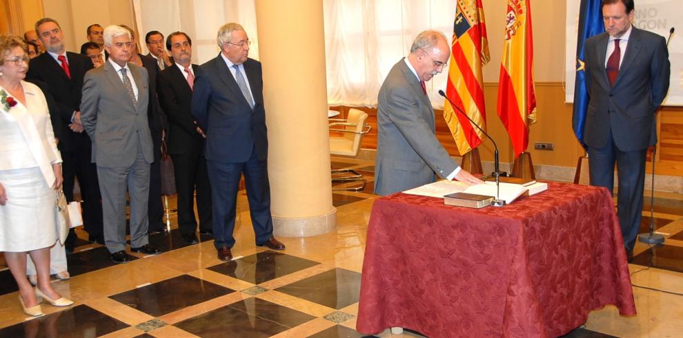 Alberto Larraz, nuevo consejero de Economía, Hacienda y Empleo, toma posesión de su cargo
