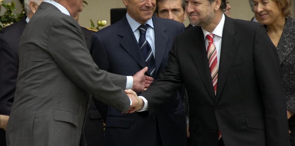 El Rey de España saluda a Marcelino Iglesias durante la inauguración del Instituto Luis Buñuel en París