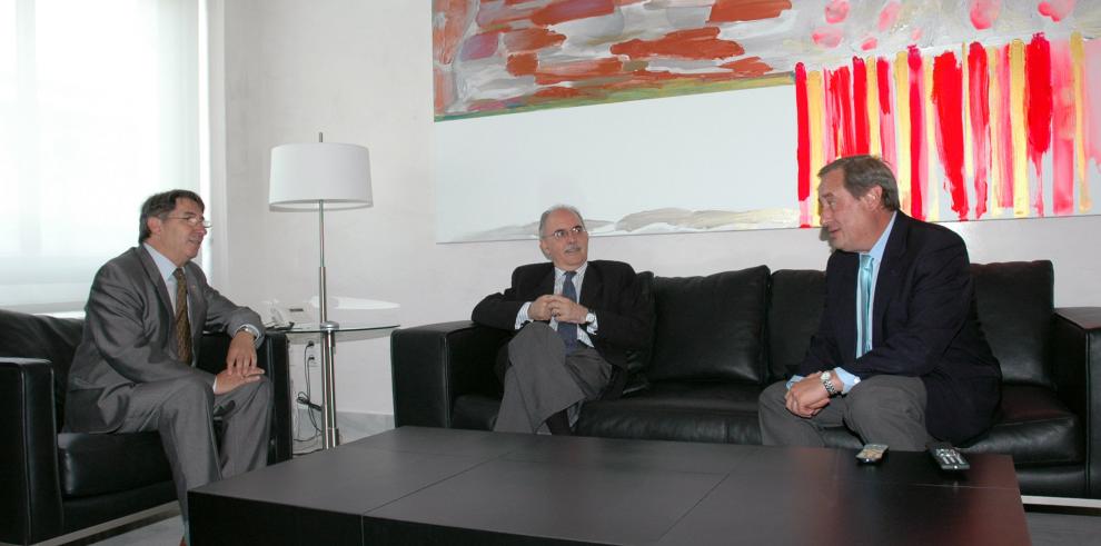 El consejero de Economía, Hacienda y Empleo, Alberto Larraz, se reúne con el presidente de Cepyme, Aurelio López de Hita