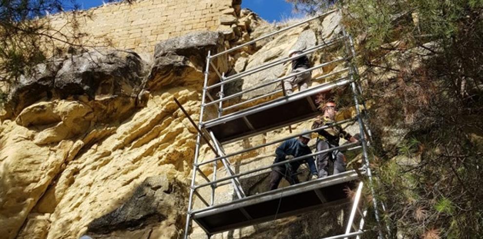 Patrimonio inicia las obras de consolidación de la muralla de la Peña de Ayllón de Uncastillo