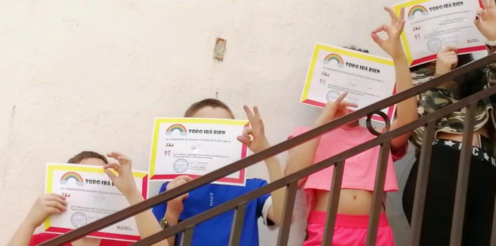 Los pequeños en acogida de Aragón reciben el diploma que les acredita como “héroes del confinamiento”